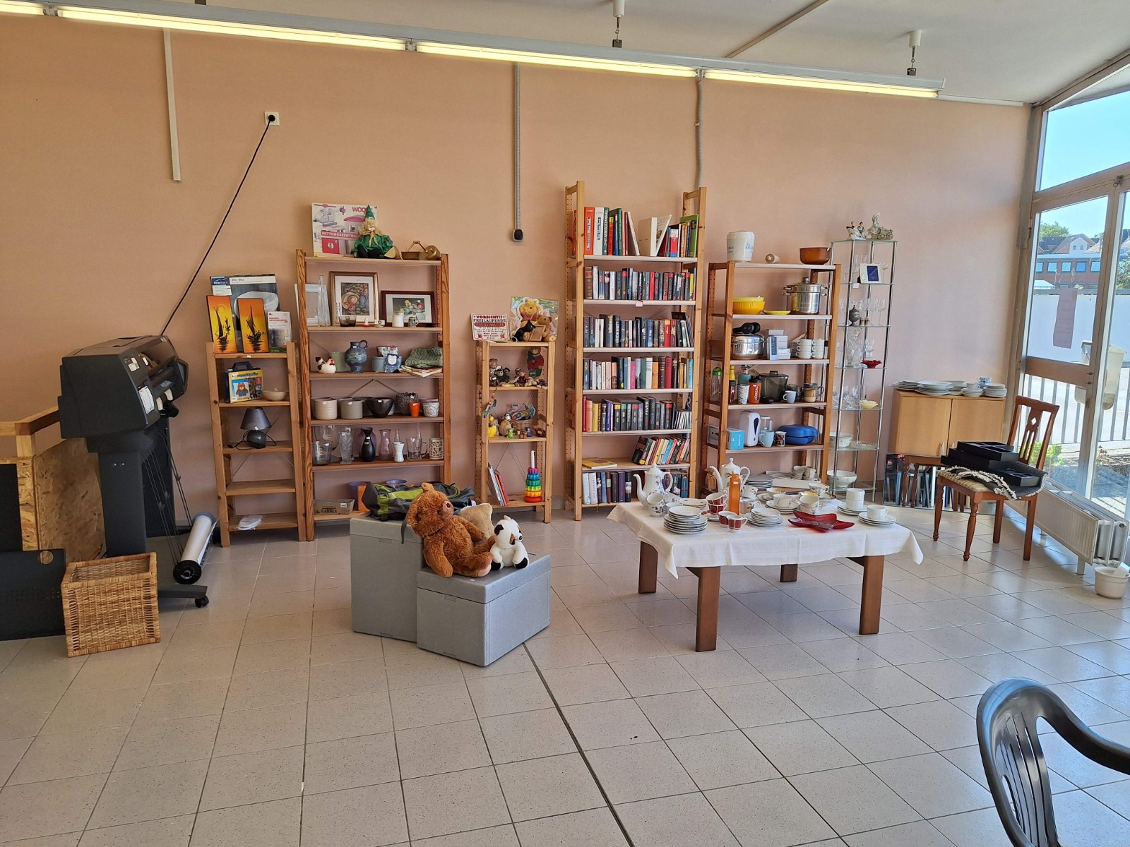 Trödel-Ecke mit Büchern, Geschirr und kleinen Schätzen
